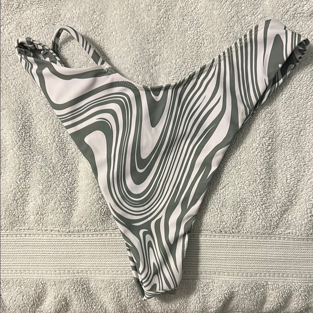 Chic Swirl Pattern Bikini Set - Picture 4 of 4